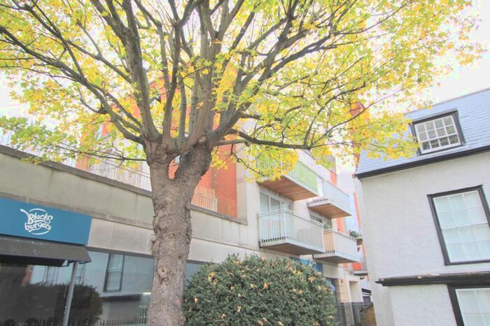 2 Bedroom Flat To Rent In The Oaks Square, Epsom KT19