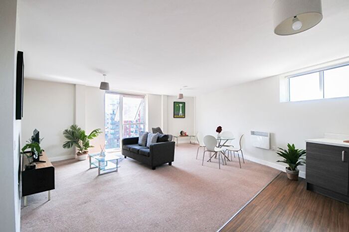 3 Bedroom Flat To Rent In Bed Apartment – Bridgewater Point, Salford, M5