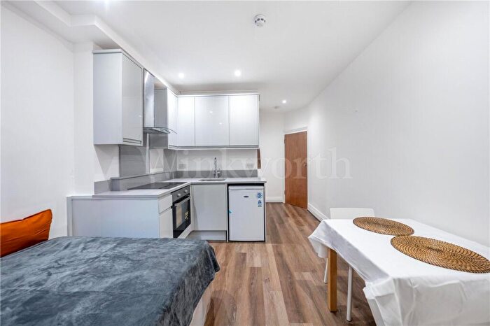 Apartment To Rent In Hoop Lane, London, NW11