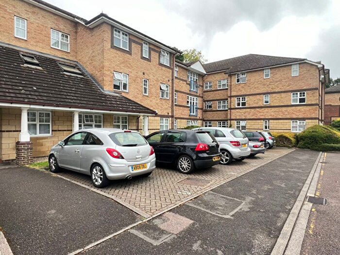 2 Bedroom Flat To Rent In Barons Court, Luton, Bedfordshire, LU2