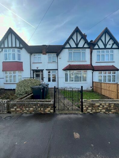 3 Bedroom Flat To Rent In Green Lane, London, SW16