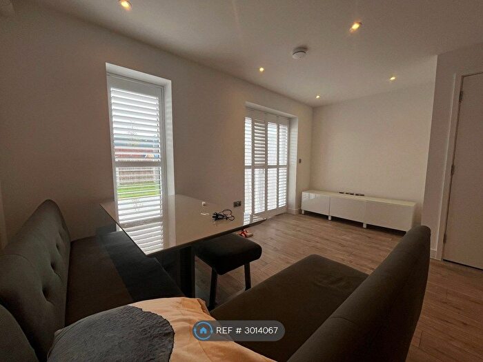 3 Bedroom Semi-Detached House To Rent In Stan Mellor Close, Salford, M6