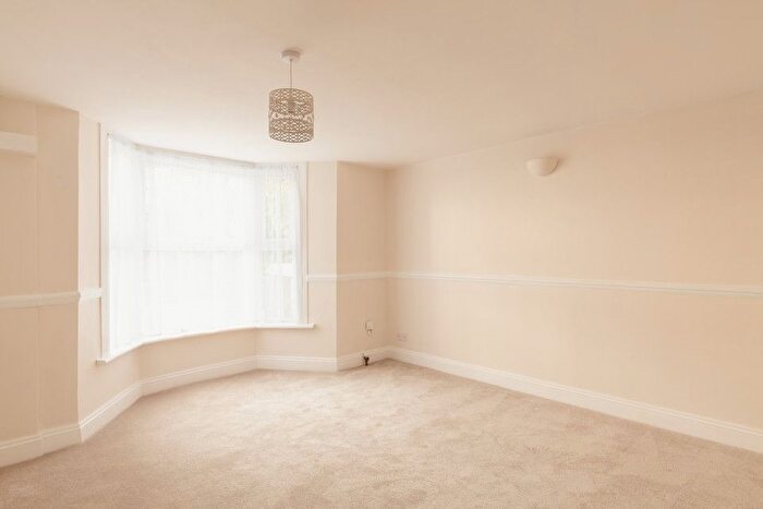 1 Bedroom Flat For Sale In Kings Grove, Peckham, SE15