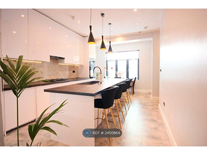 4 Bedroom Flat To Rent In Darwin Road, London, W5