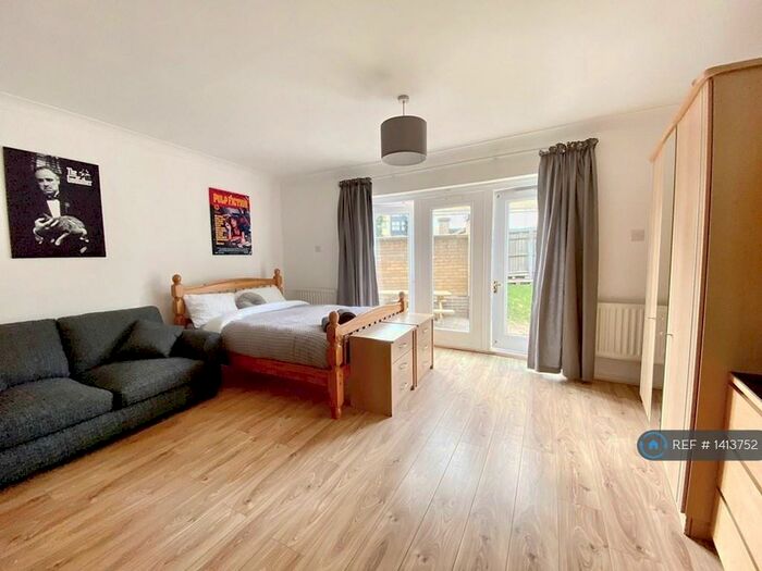 Studio To Rent In Gatcombe Road, London, E16