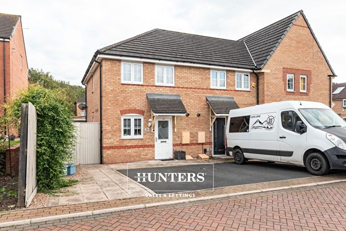 2 Bedroom Town House For Sale In Healdfield Court, Castleford, WF10