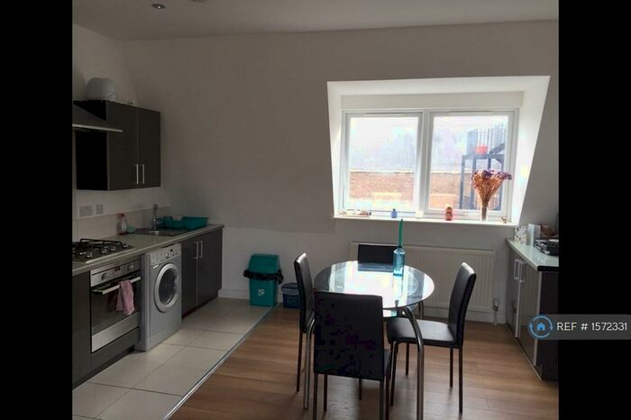 2 Bedroom Flat To Rent In Ivory Court, Hackney, London, E9