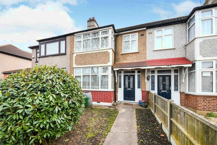 3 Bedroom House To Rent In Upper Rainham Road, Hornchurch, RM12