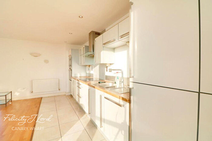 2 Bedroom Apartment To Rent In Blackwall Way, London, E14
