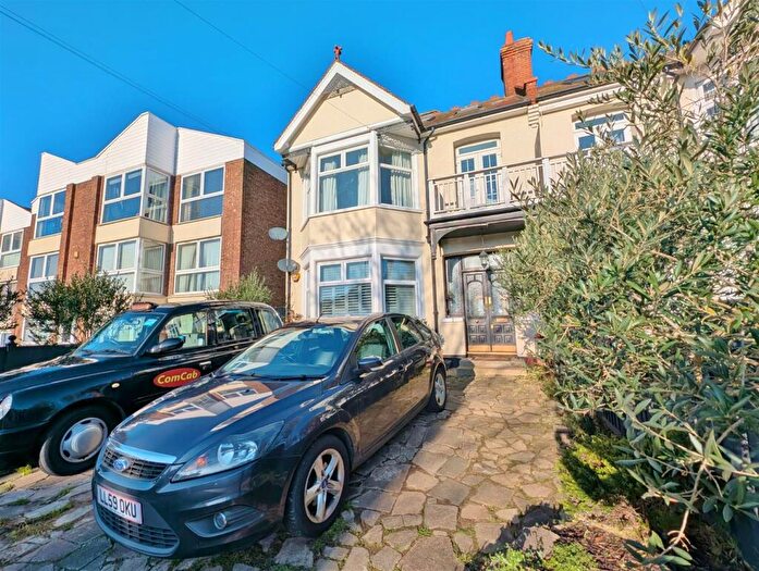 2 Bedroom Flat To Rent In First Avenue, Westcliff On Sea, Essex, SS0