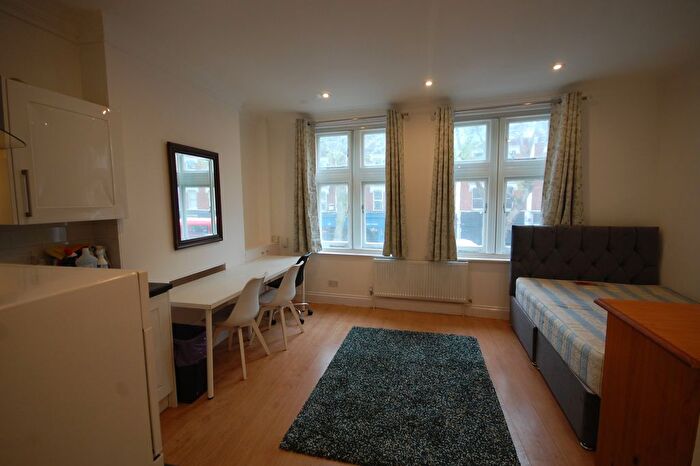 Studio To Rent In Chiswick High Road, London, W4