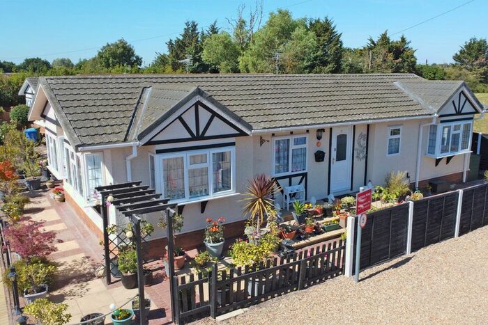 2 Bedroom Mobile/park Home For Sale In The Paddock Lake View, Crouch Lane, Winkfield, Windsor, Berkshire, SL4