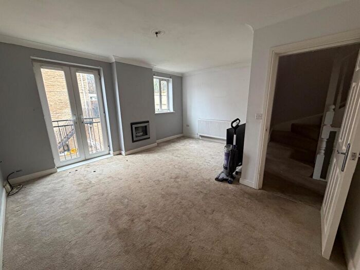 4 Bedroom Town House For Sale In Heatherdale Close, Halifax, HX3