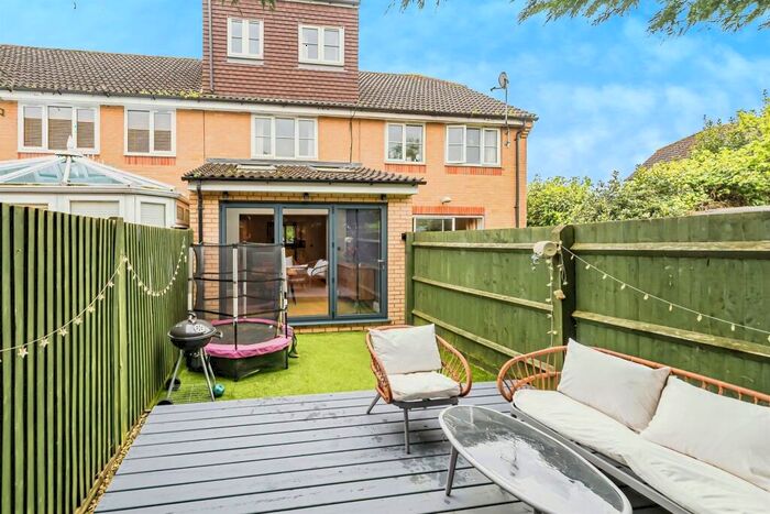 3 Bedroom Town House For Sale In Copse Close, Slough, SL1