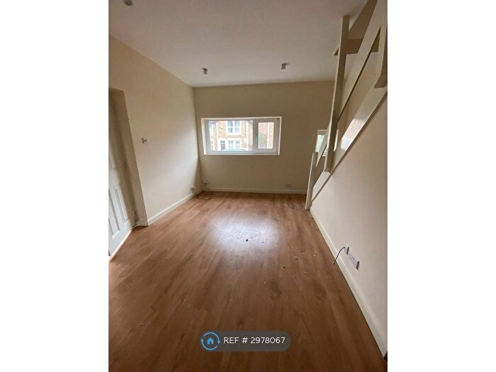 2 Bedroom Maisonette To Rent In Radcliffe Court, Harrogate, HG2