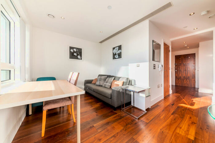 Apartment To Rent In Lincoln Plaza, London, E14