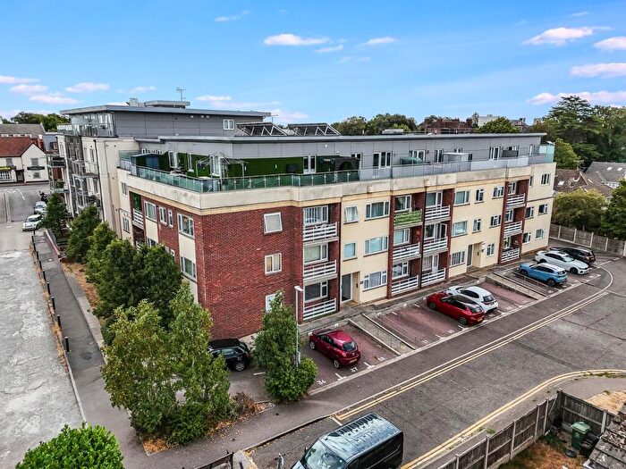 2 Bedroom Flat For Sale In St Ediths Court, Billericay, CM12