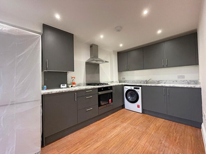 2 Bedroom Flat To Rent In Barge Drive, UB2