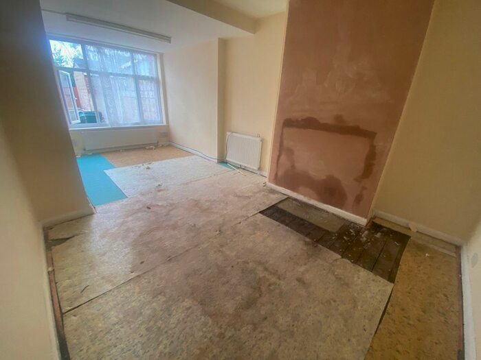 4 Bedroom Semi-Detached House To Rent In Hadley Gardens, Southall, Greater London, UB2