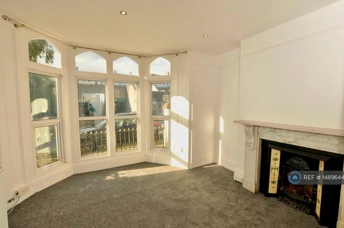 2 Bedroom Flat To Rent In Napier Terrace, Plymouth, PL4