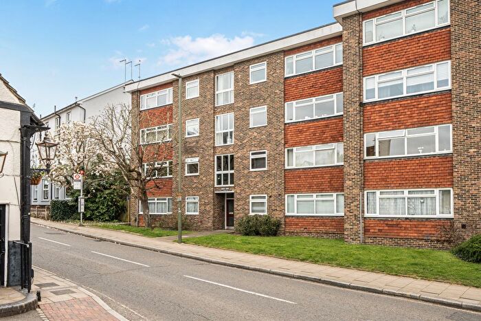 2 Bedroom Flat For Sale In Bridge Street, Leatherhead, KT22