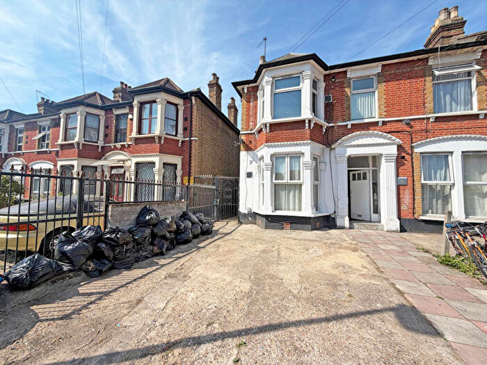 2 Bedroom Flat For Sale In Holstock Road, Ilford, IG1