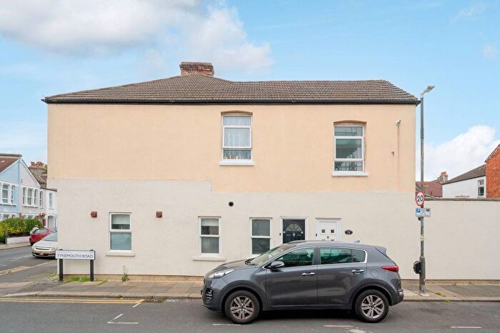 2 Bedroom Maisonette For Sale In Ashbourne Road, Mitcham, CR4