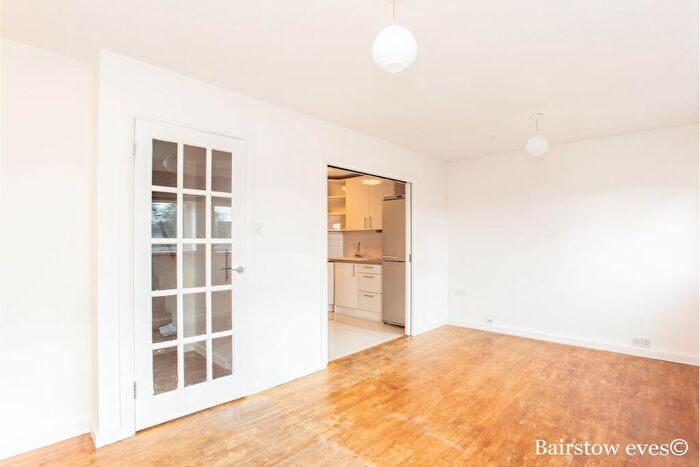 2 Bedroom Flat To Rent In Woodside Park Road, Woodside Park, N12