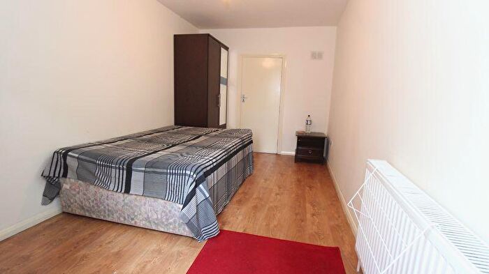 Studio To Rent In Osidge Lane, Southgate, N14