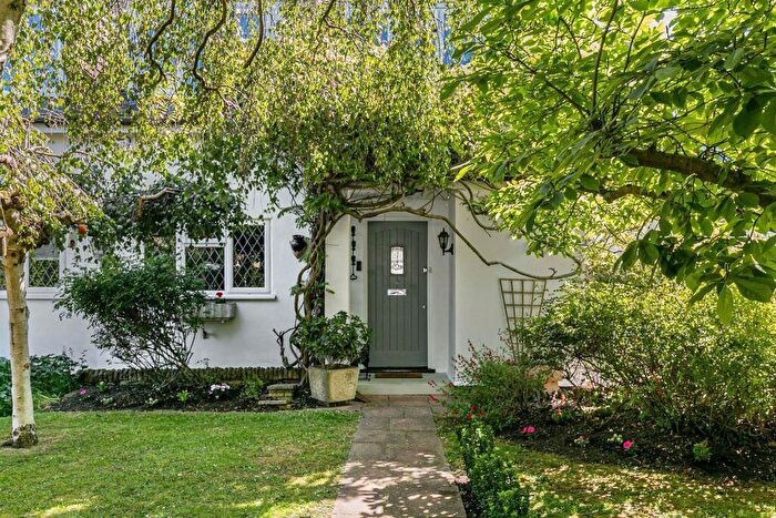 3 Bedroom Semi-Detached House For Sale In Blanche Lane, South Mimms, EN6