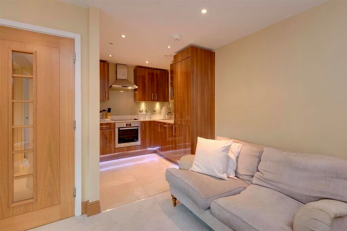 3 Bedroom Flat To Rent In Maida Vale, London, W9