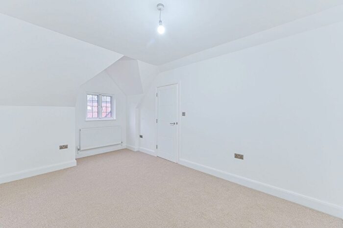 3 Bedroom Property For Sale In Kingswood Way, Sanderstead, South Croydon, CR2