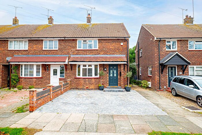 2 Bedroom End Terrace House For Sale In Woodleigh Avenue, Leigh-On-Sea, SS9