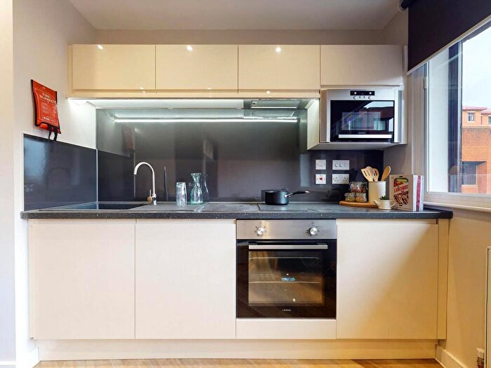 Apartment To Rent In Apt, Live Oasis Wade Lane #, LS2