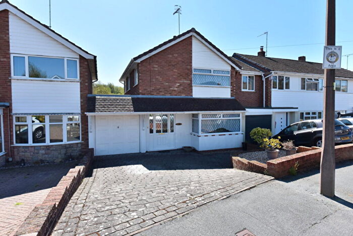 3 Bedroom Link Detached House For Sale In Kingswinford, Chelford Crescent, DY6