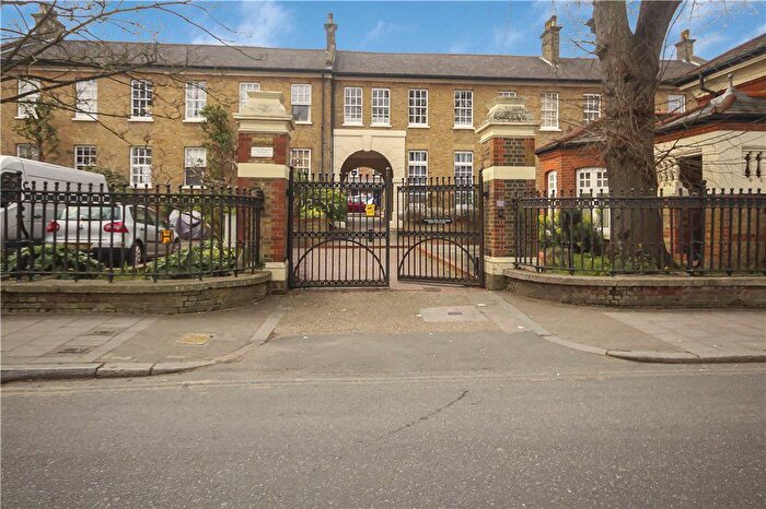 2 Bedroom Flat To Rent In Elderwood Place, London, SE27