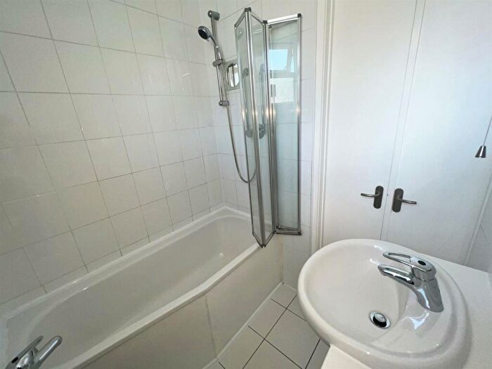 2 Bedroom Apartment For Sale In St Andrews House, Bradford Place, Penarth, CF64