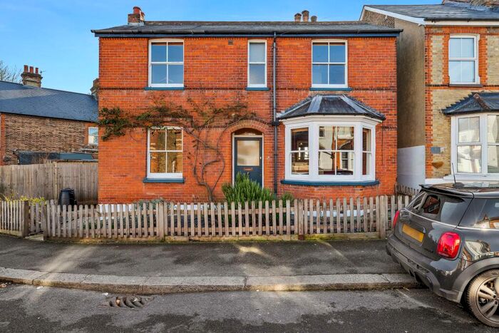 3 Bedroom Detached House For Sale In Ref: Gk - Gordon Road, Redhill, RH1