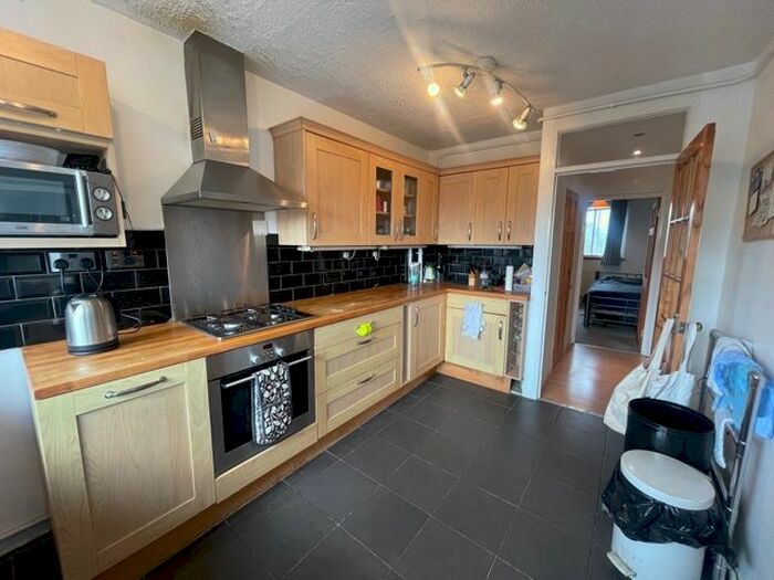 3 Bedroom Flat To Rent In Commercial Road, London, E1