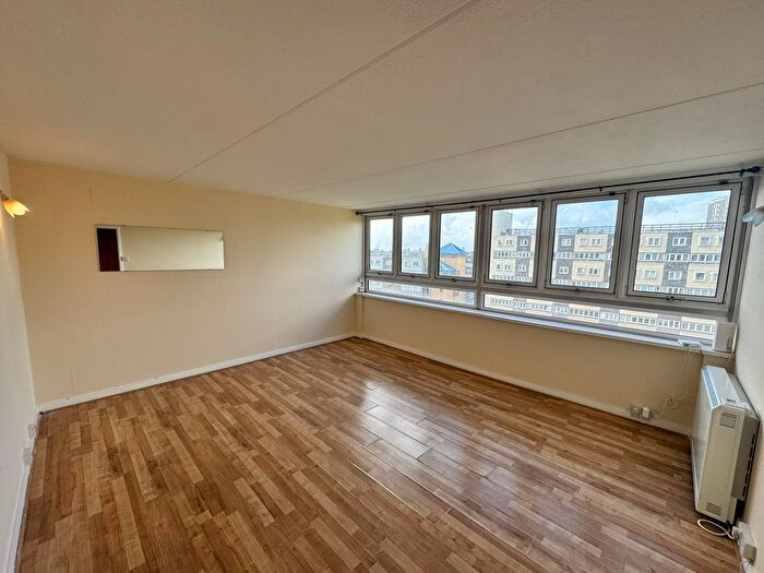 2 Bedroom Flat To Rent In Lucas Court, Strasburg Road, London, SW11