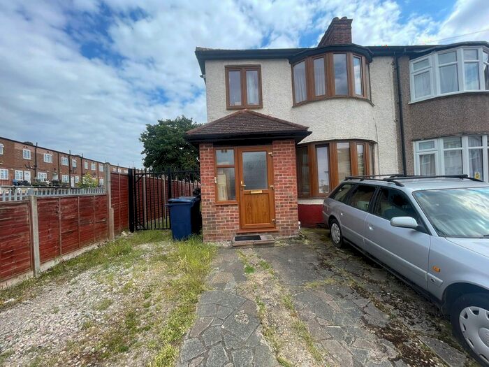 2 Bedroom Maisonette To Rent In Sunnycroft Road, Southall, UB1