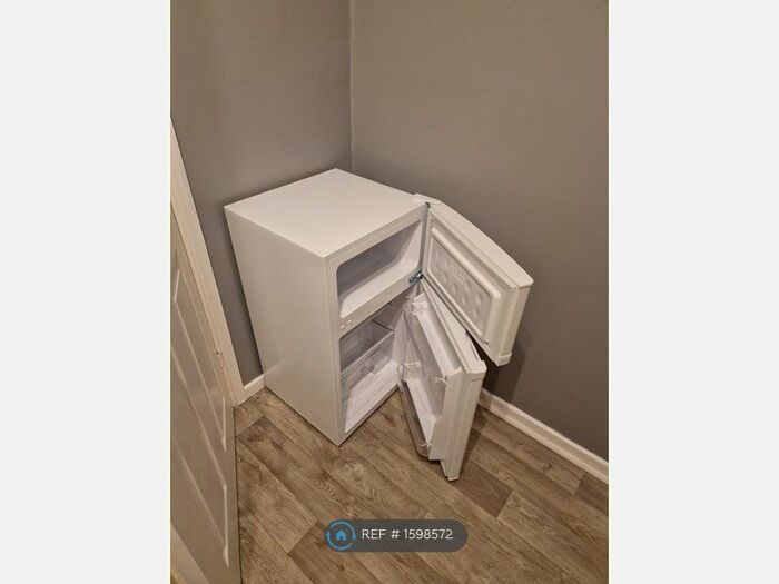 2 Bedroom Flat To Rent In Ascot Parade, Bradford, BD7