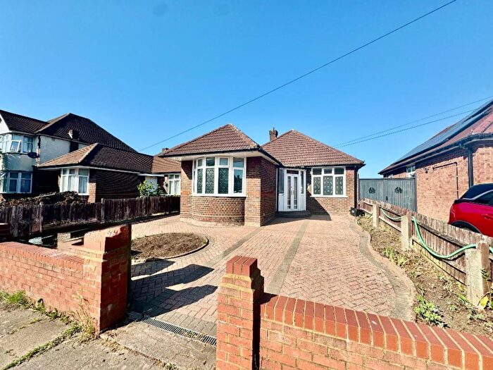 3 Bedroom Detached House For Sale In Clevedon Road, Luton, LU2