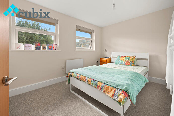 2 Bedroom Flat For Sale In Crispin Court, Freemantle Street, Southwark, London, SE17