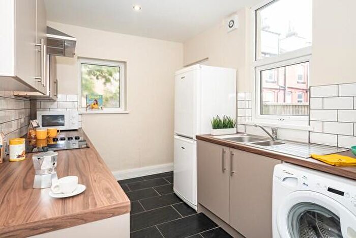 5 Bedroom Town House To Rent In Ashville Avenue, Hyde Park, Leeds, LS6