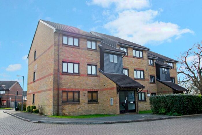 2 Bedroom Apartment To Rent In Littlebrook Avenue, Nr Burnham, Slough, Berkshire, SL2