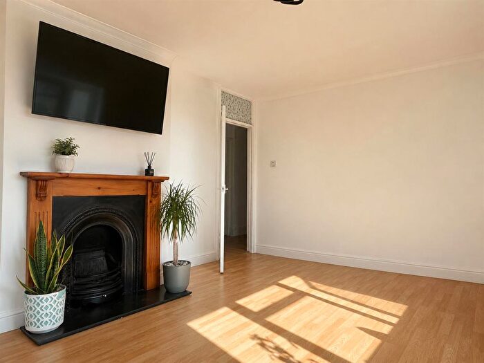 2 Bedroom Flat To Rent In Elwyn Gardens, London, SE12