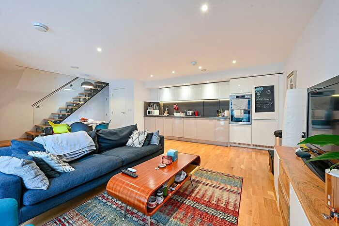 4 Bedroom Maisonette For Sale In Baltic Avenue, Brentford, TW8