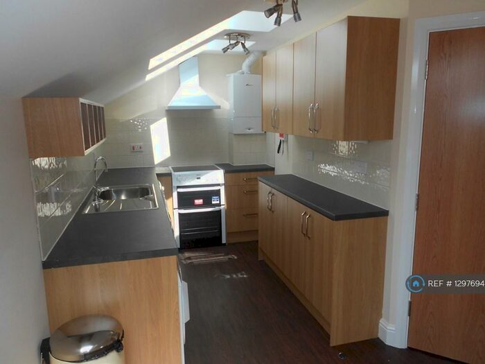 4 Bedroom Flat To Rent In School Passage, Kingston Upon Thames, KT1