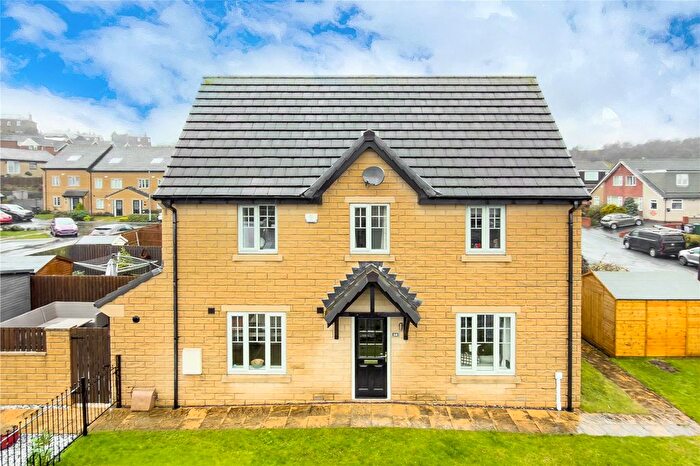 3 Bedroom Semi Detached House For Sale In Oakwell Croft, Batley, West Yorkshire, WF17